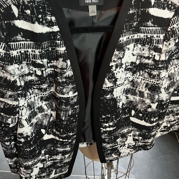 Nine West 3/4 sleeve graphic print blazer. Size 14 or comfy 12 - Picture 6 of 6